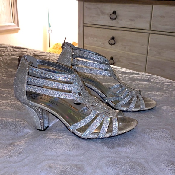 Silver heels - Picture 2 of 3